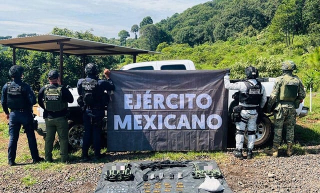 Aseguran camioneta con fusil y más de 4 kg de metanfetamina, en Uruapan
