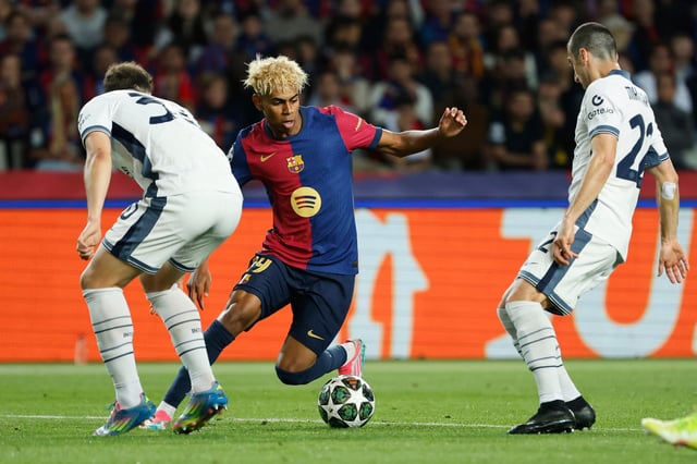 Lamine Yamal  salió resentido tras el encuentro ante el PSG en la jornada 2 de la Champions League. Foto: (AP Foto/Joan Monfort)