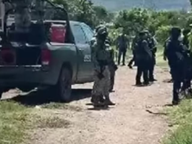 Elementos de diversas fuerzas de seguridad en la escena de una balacera para rescatar al escolta del hijo del gobernado Rubén  Rocha, de Sinaloa.