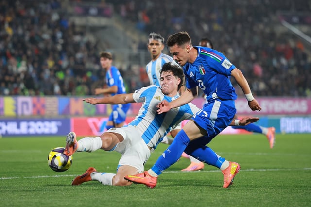 El defensor de Talleres, Santiago Fernández, ante Italia. (Prensa AFA).