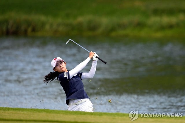 Hwang You-min of South Korea plays a shot on the fifth hole during the final round of the Lotte Championship at Hoakalei Country Club in Ewa Beach, Hawaii, on Oct. 4, 2025, in this Getty Images photo. (Yonhap)