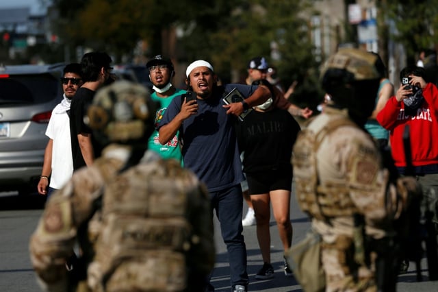 Un homme filme les forces de l'ordre à Chicago, le 4 octobre 2025