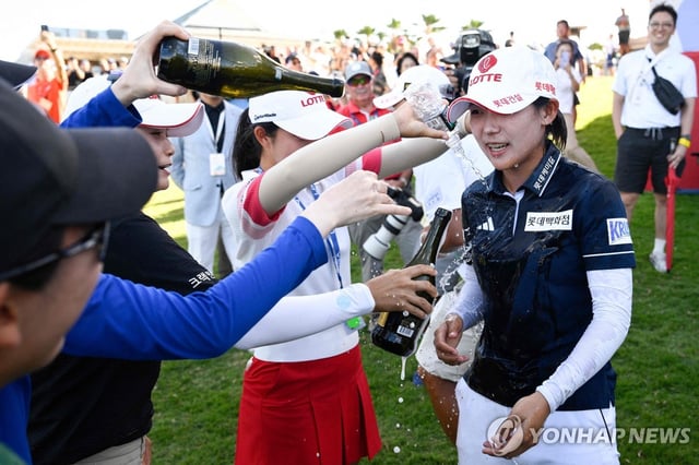 Hwang You-min of South Korea (R) is congratulated by her fellow Korean players after winning the Lotte Championship at Hoakalei Country Club in Ewa Beach, Hawaii, on Oct. 4, 2025, in this Getty Images photo. (Yonhap)
