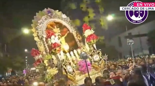 Cargadores del anda del Señor de los Milagros estabilizaron rápidamente el procedimiento para evitar que imagen se incline más. Foto: captura/Canal N
