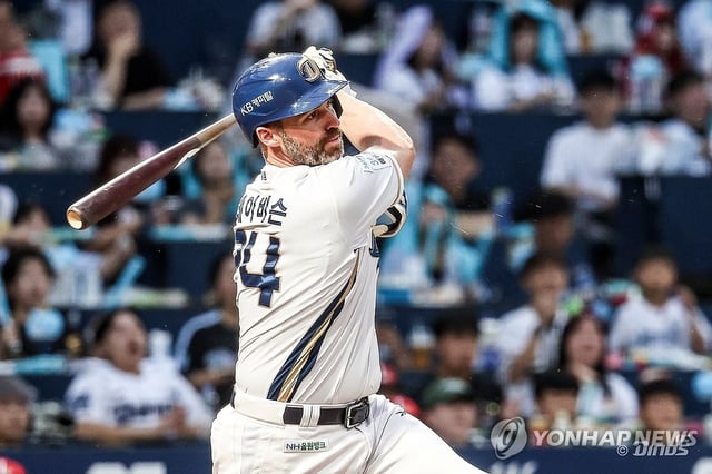 Matt Davidson of the NC Dinos takes a swing against the SSG Landers during the teams' Korea Baseball Organization regular-season game at Changwon NC Park in Changwon, South Gyeongsang Province, on Oct. 4, 2025, in this photo provided by the Dinos. (PHOTO NOT FOR SALE) (Yonhap)