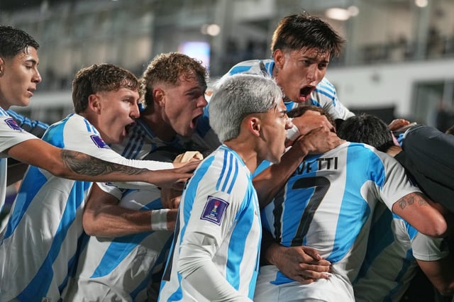 El pasional festejo argentino tras el golazo de Dylan Gorosito; la selección se impuso a Italia, consiguió su tercer éxito en tres partidos y es el candidato más fuerte en el Mundial Sub 20 de Chile.