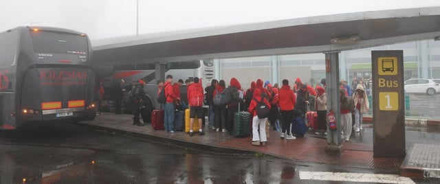Arriba, alumnos del «Vigo en Inglés» en bus a Oporto. Abajo, el Air Europa aterrizado en medio de la niebla en Peinador ayer. | |