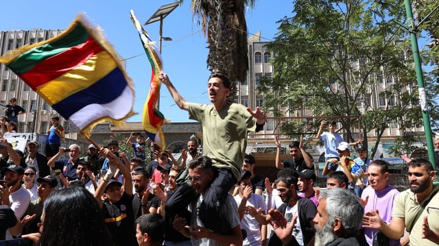 Bei einer Kundgebung in Sweida (Syrien) wird die drusische Flagge geschwenkt.
