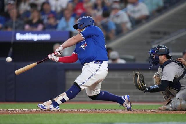 El mexicano Alejandro Kirk (30), de los Azulejos de Toronto, conecta un jonrón durante la octava entrada contra los Yankees de Nueva York en el Juego 1 de la Serie Divisional de la Liga Americana de béisbol, el sábado 4 de octubre de 2025, en Toronto. (Nathan Denette/The Canadian Press via AP)