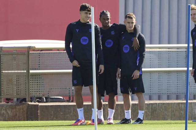 Cubarsí, Balde y Casadó escuchan las instrucciones de un técnico del Barça.
