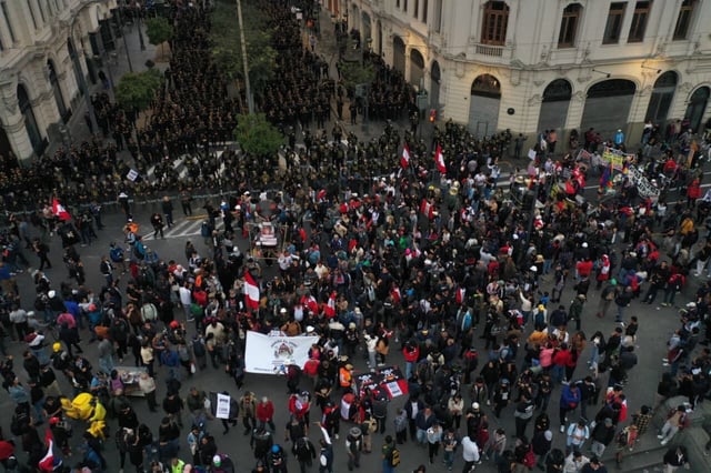 Plaza San Martín vuelve a ser epicentro de protestas juveniles contra el Gobierno.