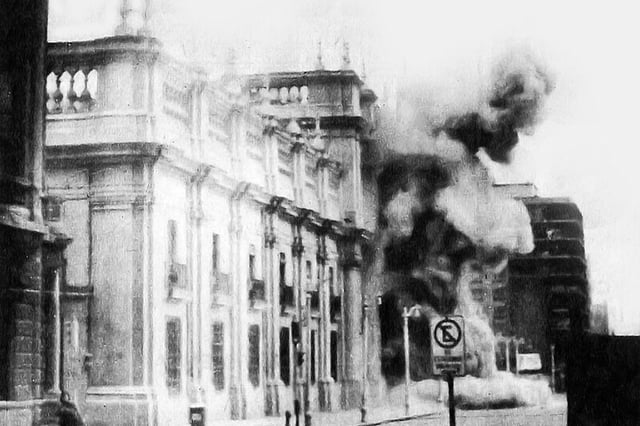 Bombardeo del Palacio de La Moneda en Santiago durante el Golpe de Estado. Foto: Wikipedia / Biblioteca del Congreso Nacional