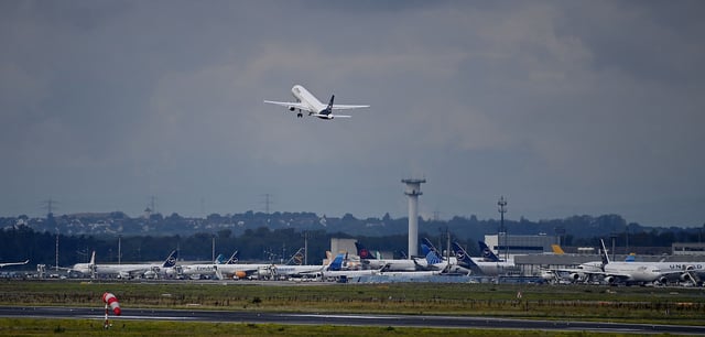Eine Maschine startet am Frankfurter Flughafen