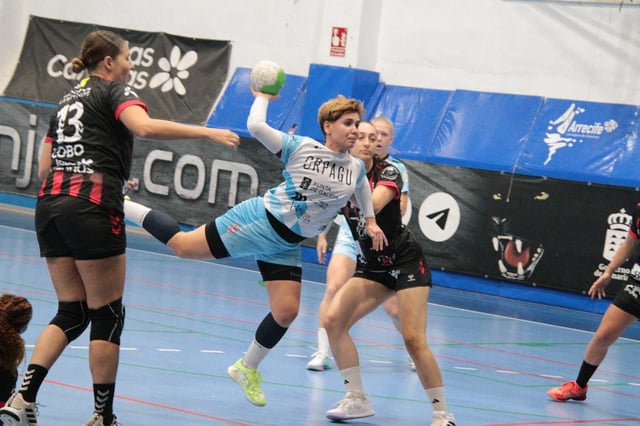 Cecilia Cacheda lanza a portería durante el partido.