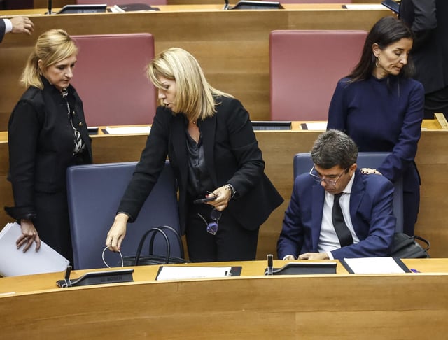 Carlos Mazón, junto a Salomé Pradas, Susana Camarero y Ruth Merino, tras su comparecencia en las Corts para dar cuenta de la gestión de la dana del 29-O.