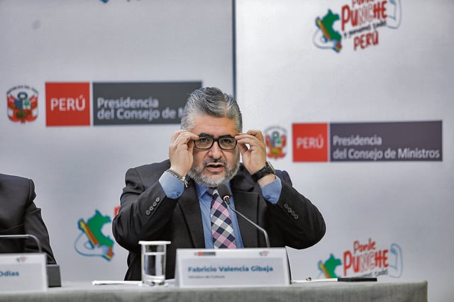 El ministro de Cultura, Fabricio Valencia, es cuestionado.