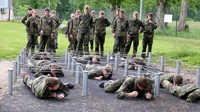 Unbekannte haben 50 Warnschilder von einem Bundeswehr-Übungsplatz in Bayern gestohlen.