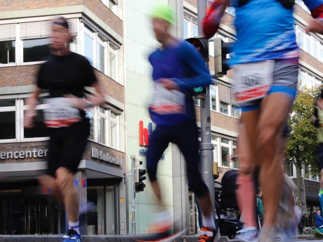 Läuferinnen und Läufer beim 15. Bremen-Marathon