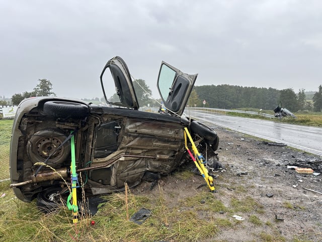 Bei einem schweren Verkehrsunfall auf der B111 zwischen Hohendorf und Wolgast ist eine Autofahrerin ums Leben gekommen.