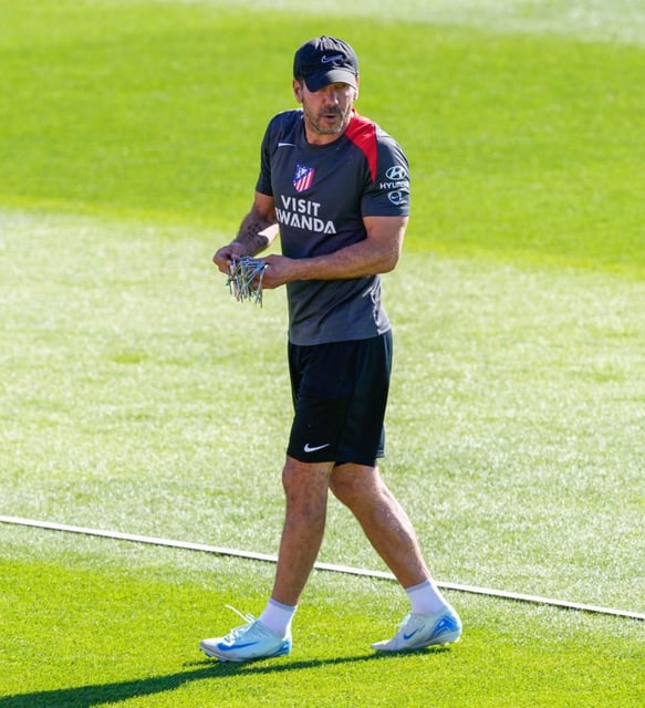 Simeone, durante el entrenamiento de ayer. |  Efe
