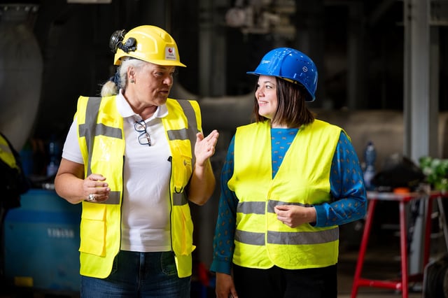 Senatorin Katharina Fegebank (Grüne, links) und Kirsten Fust, Technische Geschäftsführerin der Hamburger Energiewerke - hier bei einem Termin vor einigen Wochen.