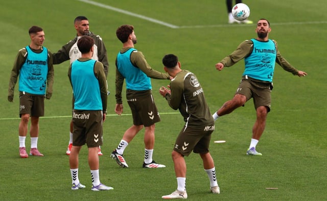 Borja Iglesias se 
prepara para
 golpear el balón 
en Afouteza. 
|  José Lores