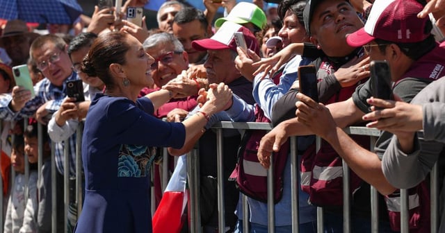 Claudia Sheinbaum, Presidenta de México, encabezó una asamblea Informativa ante ciudadanos en el Zócalo, ahí informo de aplazamiento de los aranceles que el gobierno estadounidense había anunciado para este mes, y llamo a la unidad nacional ante discursos extranjeros que pretenden minimizar la importancia de los mexicanos en el mundo pero sobre todo en Estados Unidos. FOTO: PRESIDENCIA/CUARTOSCURO.COM