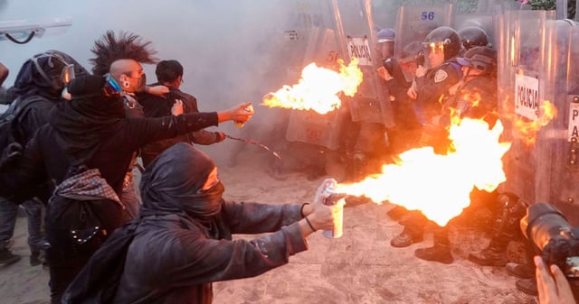Integrantes del llamado Bloque Negro atacan con fuego a policías de la CdMx. Foto: Galo Cañas, Cuartoscuro