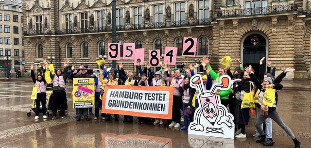 Aktive der Volksinitiative "Hamburg testet Grundeinkommen" beim Jubeln auf dem Rathausmarkt über 95.842 gesammelte Unterschriften. Das reichte, um einen Volksentscheid zu erzwingen