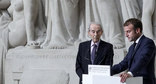 Le président de la République, Emmanuel Macron, et Robert Badinter durant la commémoration du quarantième anniversaire de l'abolition de la peine de mort, au Panthéon à Paris, le 9 octobre 2021.