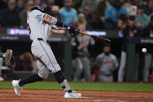 Zach McKinstry, de los Tigres de Detroit, conecta un sencillo para que Spencer Torkelson anote la carrera de la ventaja durante la 11a entrada en el Juego 1 de la Serie Divisional de la Liga Americana de béisbol contra los Marineros de Seattle, el sábado 4 de octubre de 2025, en Seattle. (AP Photo/Lindsey Wasson)