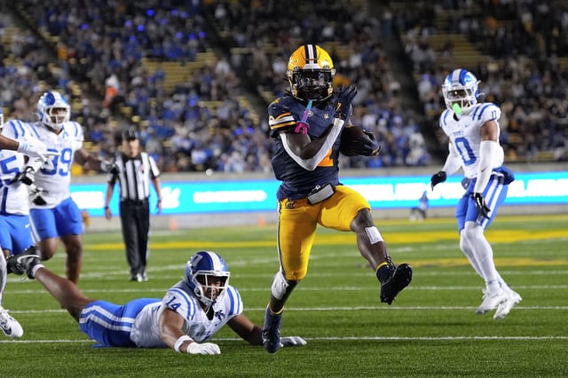Cal’s Kendrick Raphael scores a touchdown on a 5-yard run in the first quarter of Saturday’s game against Duke at Memorial Stadium.
