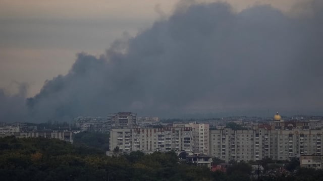 Rauch steigt über dem Stadtbild von Lwiw, Westukraine, auf.