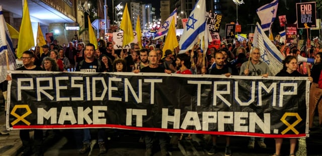 Des personnes manifestent lors d'un rassemblement organisé par les familles des otages israéliens capturés dans la bande de Gaza depuis octobre 2023, devant la résidence du Premier ministre israélien à Jérusalem, le 4 octobre 2025