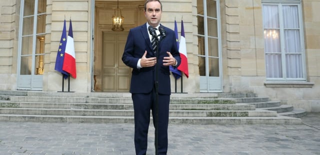 Le Premier ministre Sébastien Lecornu dans la cour de l'hôtel Matignon le 3 octobre 2025