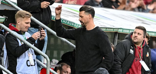 Der angestaute Frust musste raus. Sandro Wagner verabschiedete sich auf seine Art beim Gang in den Spielertunnel vom Augsburger Publikum