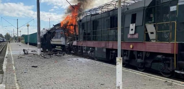 Photo prise et publiée par le service de presse des chemins de fer ukrainiens, le 4 octobre 2025, montrant un wagon de train en feu après une attaque de drone à Chostka, dans la région de Soumy, en Ukraine