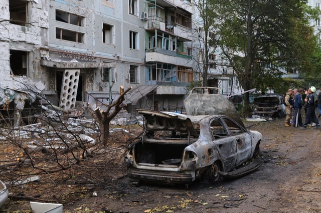 Burned cars and damaged residential building are seen after a Russian strike in Zaporizhzhia, Ukraine, Sunday, Oct. 5, 2025. (AP Photo/Kateryna Klochko)