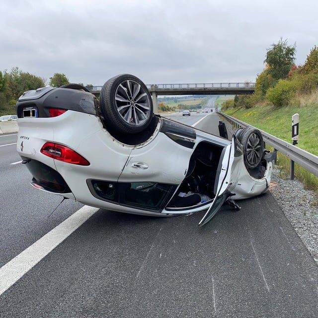 Auto überschlägt sich auf der A9