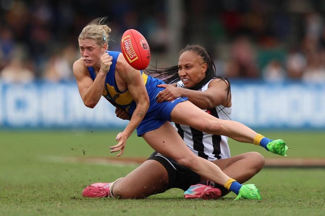 Bella Lewis handballs under pressure.