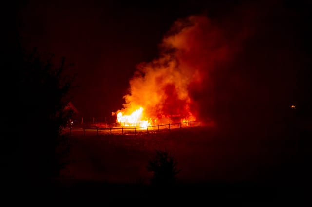 Das Feuer war schon von weitem aus zu erkennen.