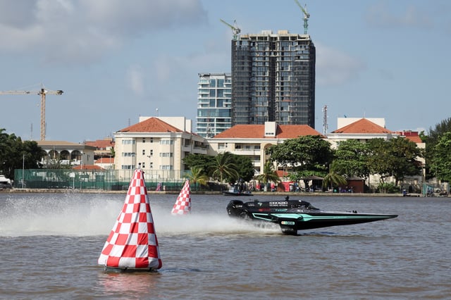 An E1 powerboat races across the Lagos lagoon during the qualifying time trial of the E1 Lagos GP powerboat championship debut in Lagos, Nigeria, October 4, 2025. REUTERS/Sodiq Adelakun