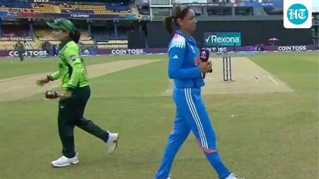 No handshakes between Harmanpreet Kaur and Fatima Sana at the toss. 