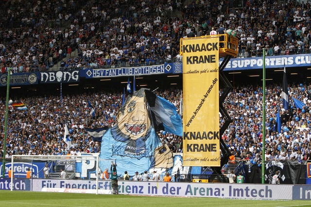 Lotto King Karl stimmte bei einem Heimspiel des HSV vom Knaack-Kran aus die Fans ein (Archivbild).