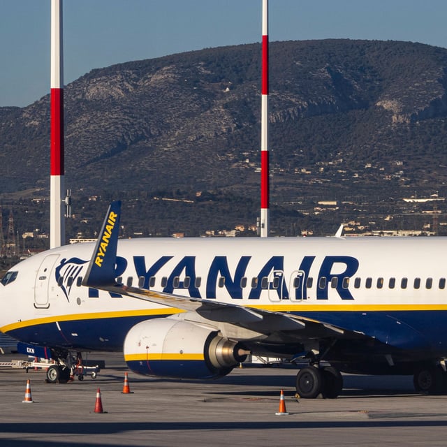 Ryanair-Flugzeug am Flughafen.