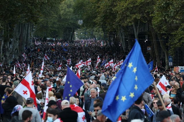 Manifestation contre le pouvoir à Tbilissi, lors des élections locales, le 4 octobre 2025 en Géorgie