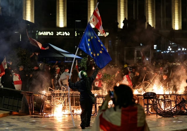 Des manifestants brûlent des barricades lors d'un rassemblement de l'opposition le jour des élections locales, le 4 octobre 2025 à Tbilissi, en Géorgie