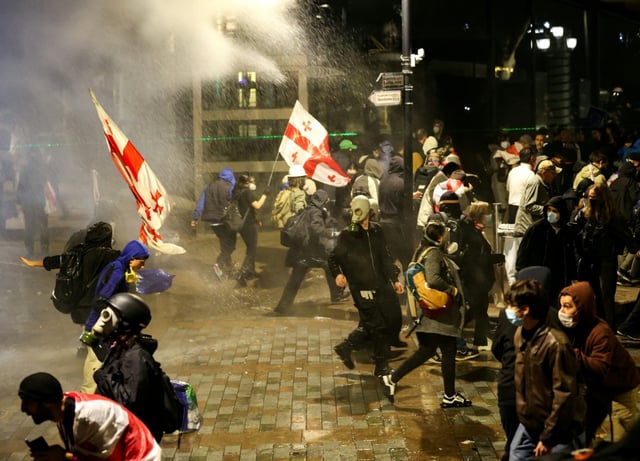 La police utilise des canons à eau pour disperser des manifestants de l'opposition à Tbilissi, le 4 octobre 2025 en Géorige