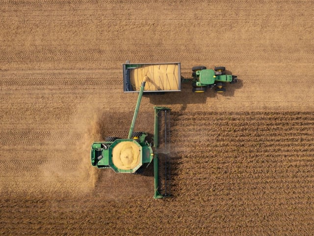 Soybeans are loaded into a grain cart from a combine harvester during a harvest at a farm outside St. Peter, Minnesota, US, on Tuesday, Sept. 30, 2025. US President Donald Trump said he would confront Chinese President Xi Jinping over Beijing’s refusal to purchase American soybeans, a growing area of tension between the world’s two largest economies. Photographer: Ben Brewer/Bloomberg   soja cosecha