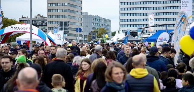 Menschen drängen sich auf der Wilhelm-Heinrich-Brücke beim Fest zum Tag der Deutschen Einheit